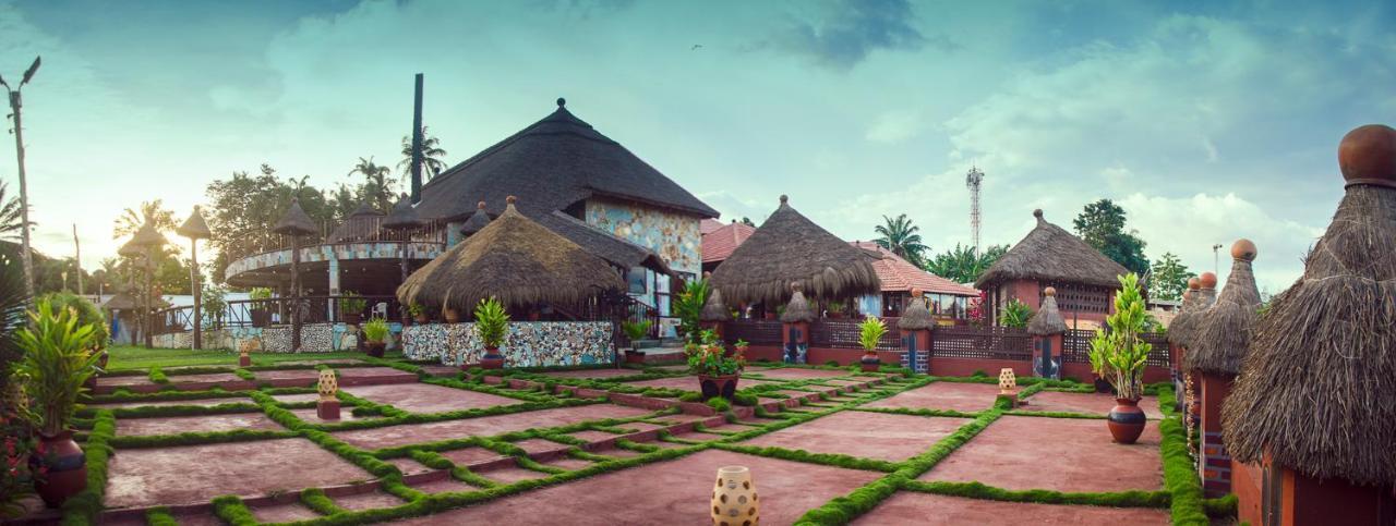 Ike'S Cultural Village Kumasi Exterior photo